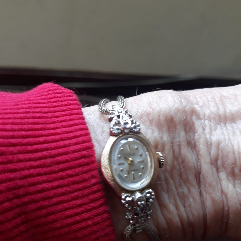 Vintage 1950"s Swiss LeGant 17 Jewels Hand Wind Gold Watch with Yellow Gold Cas